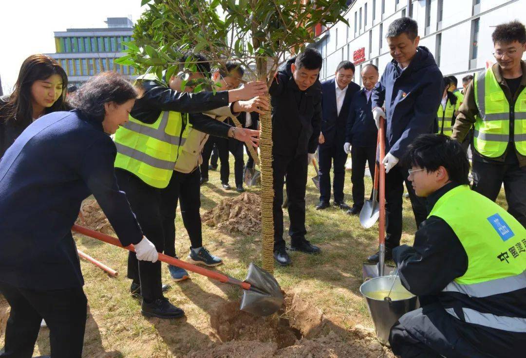 🌸龙珠直播【澳门一肖一码精准100王中王】-“中国最冷小镇”：杜鹃花开 大地披彩衣  第2张