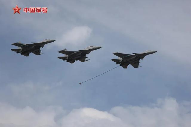 歼-15D舰载机亮相，中国海军航空兵力量新篇章开启