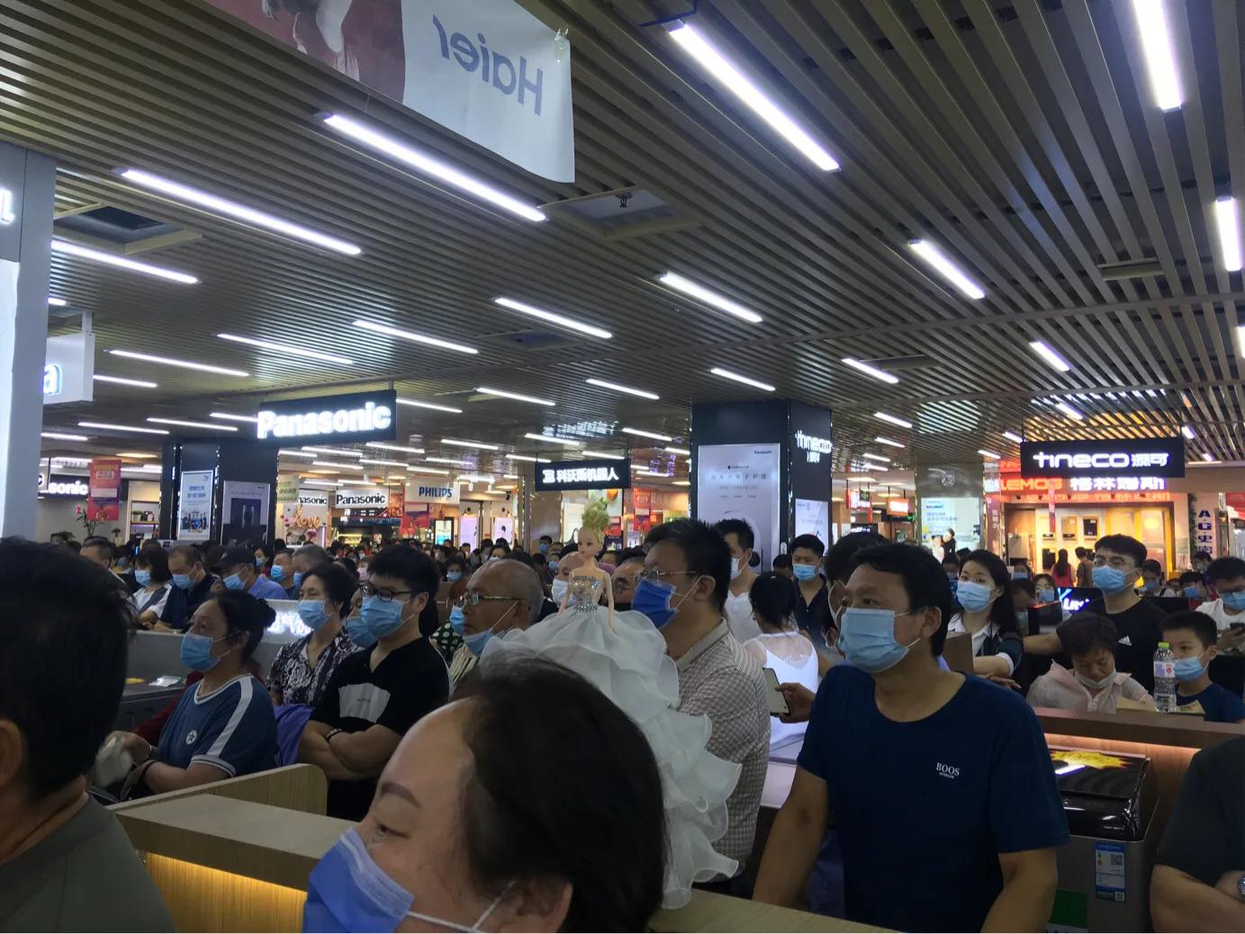 警方回应商场四楼女孩坠亡事件，事故原因及后续处理进展