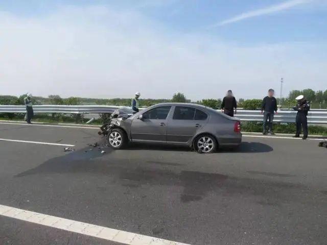 货车爆胎引发事故，小车遭遇惊险瞬间，车屁股失踪