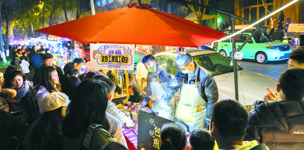 夜市摊位背后的故事与情感，繁华聚光灯下的真实瞬间