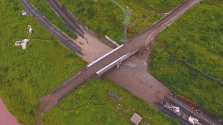 河南突发山体滑塌事件，铁路线路遭埋，交通严重受阻——现场紧急救援与影响评估