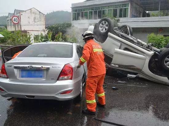 乌鲁木齐市发生多车刮擦相碰事故