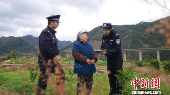 印度女警遭遇兄弟暴力悲剧，深思背后的社会问题