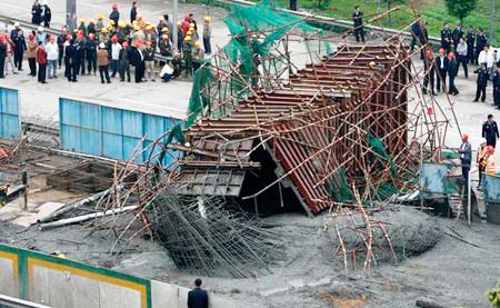 深圳铁路施工现场坍塌事故致13人失联，事故背后的反思与紧急救援行动