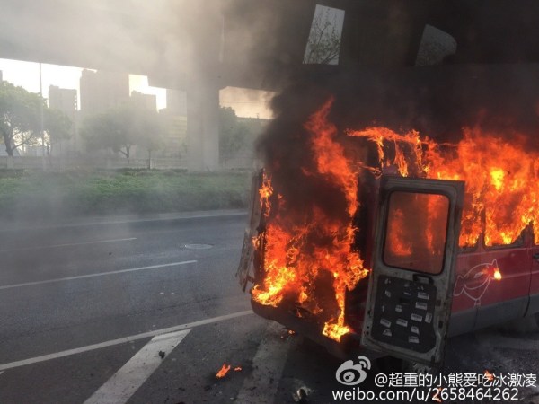 大货车紧急叫停着火小货车，惊险交通事件瞬间化解