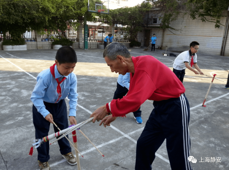 学校老人撬门进校遭泼冷水事件，真相揭秘与应对策略