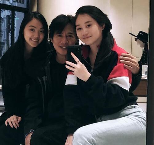 李连杰女儿为母亲利智庆生，家庭的温馨与爱之传递