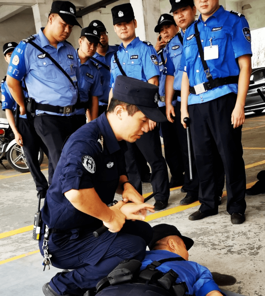 灾难中的父爱与人性的真实写照，辅警挖得儿女生前衣物跪地痛哭的瞬间