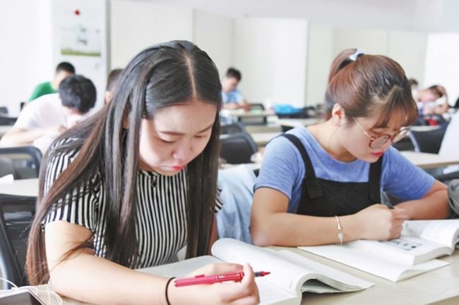 蓝翔学厨与清华女硕士跨界选择，回应与争议聚焦