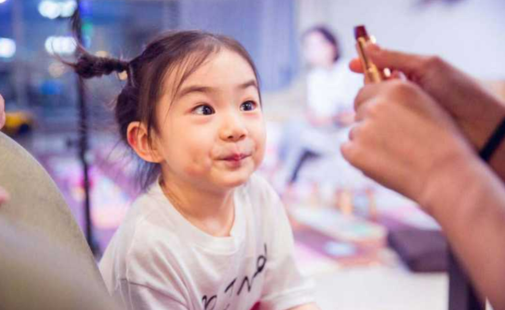 女儿化妆出门日，家人温馨等待时