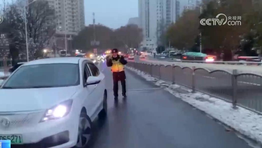 女子自驾遇暴雪，直播求助勇闯难关