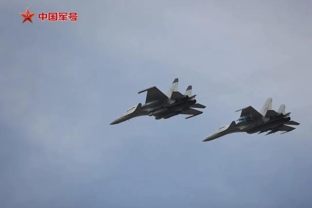 中国海军航空兵战斗力新高度揭秘，歼15T与歼15D训练画面公开