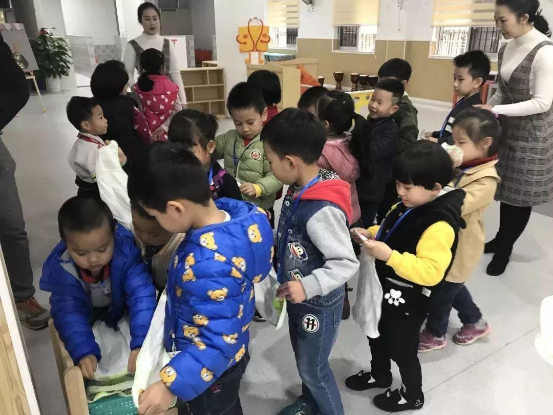 幼儿园开学首日的热闹场面与期待心绪