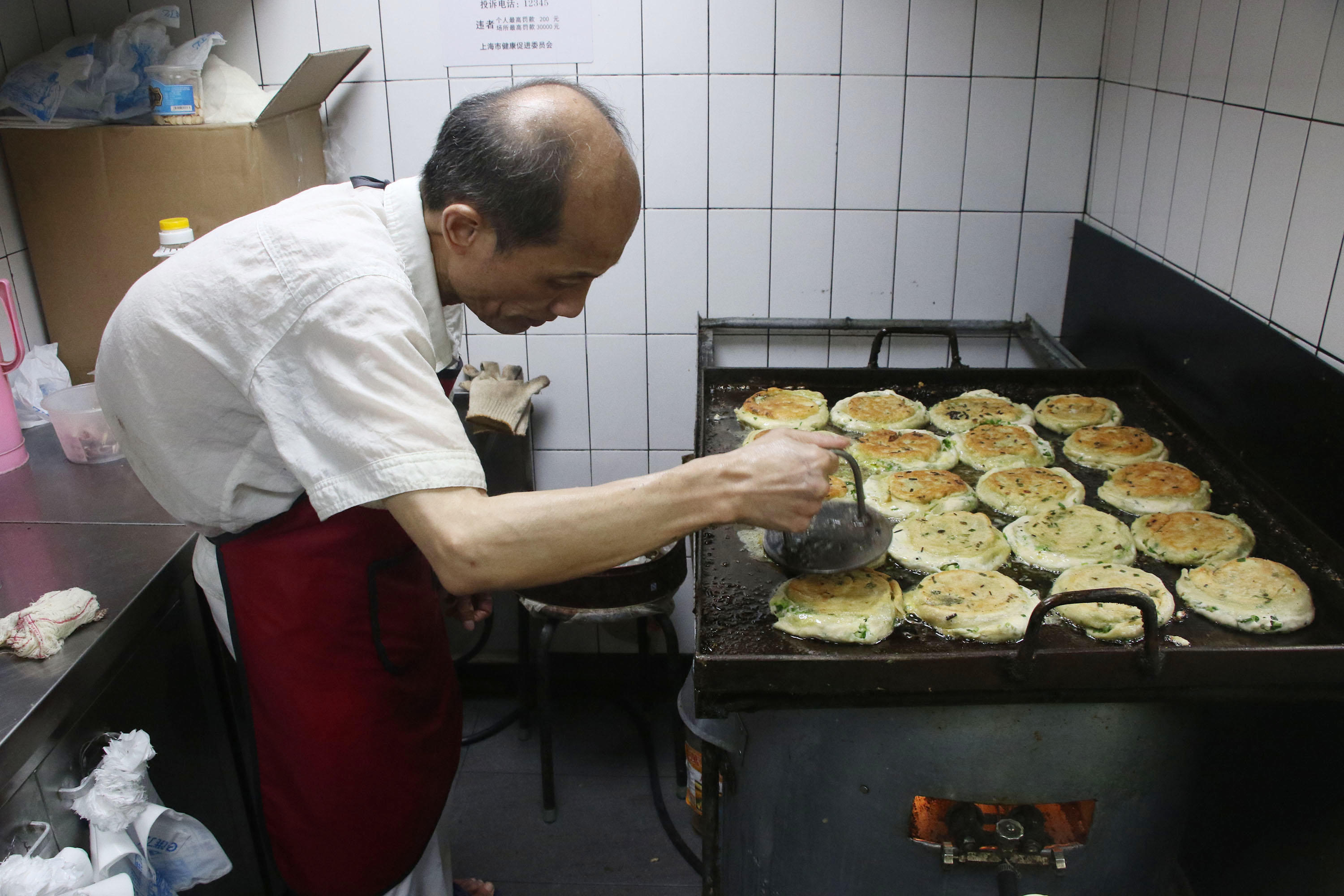 葱油饼老板卖饼走红，执着与激情的完美结合之路