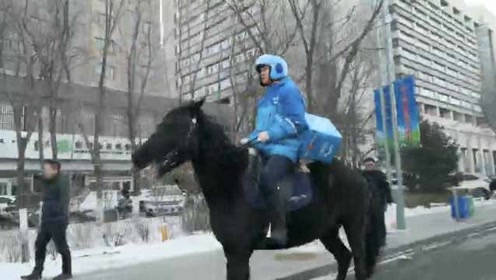 内蒙古网红骑手送餐路上的现实与想象碰撞