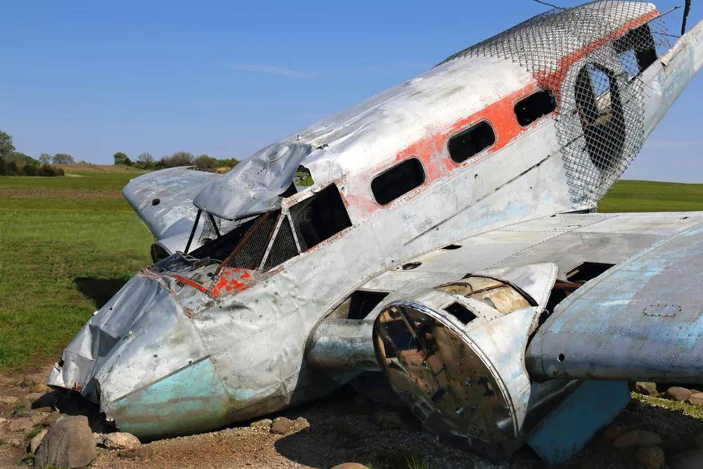 美国两小型飞机相撞致两人死亡，引发航空安全关注